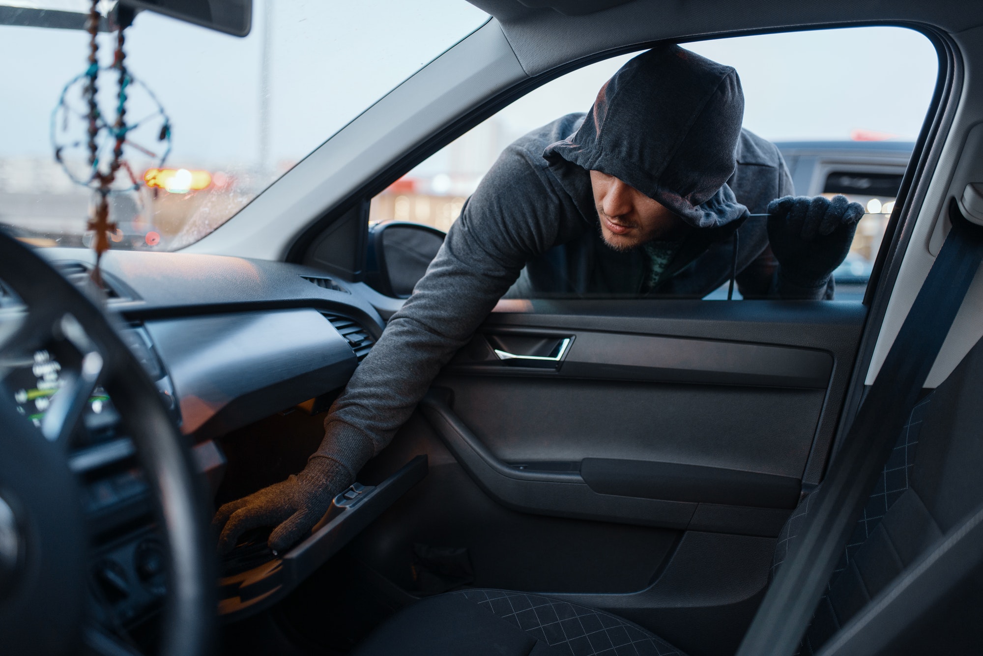 Car robber steals women's handbag, stealing